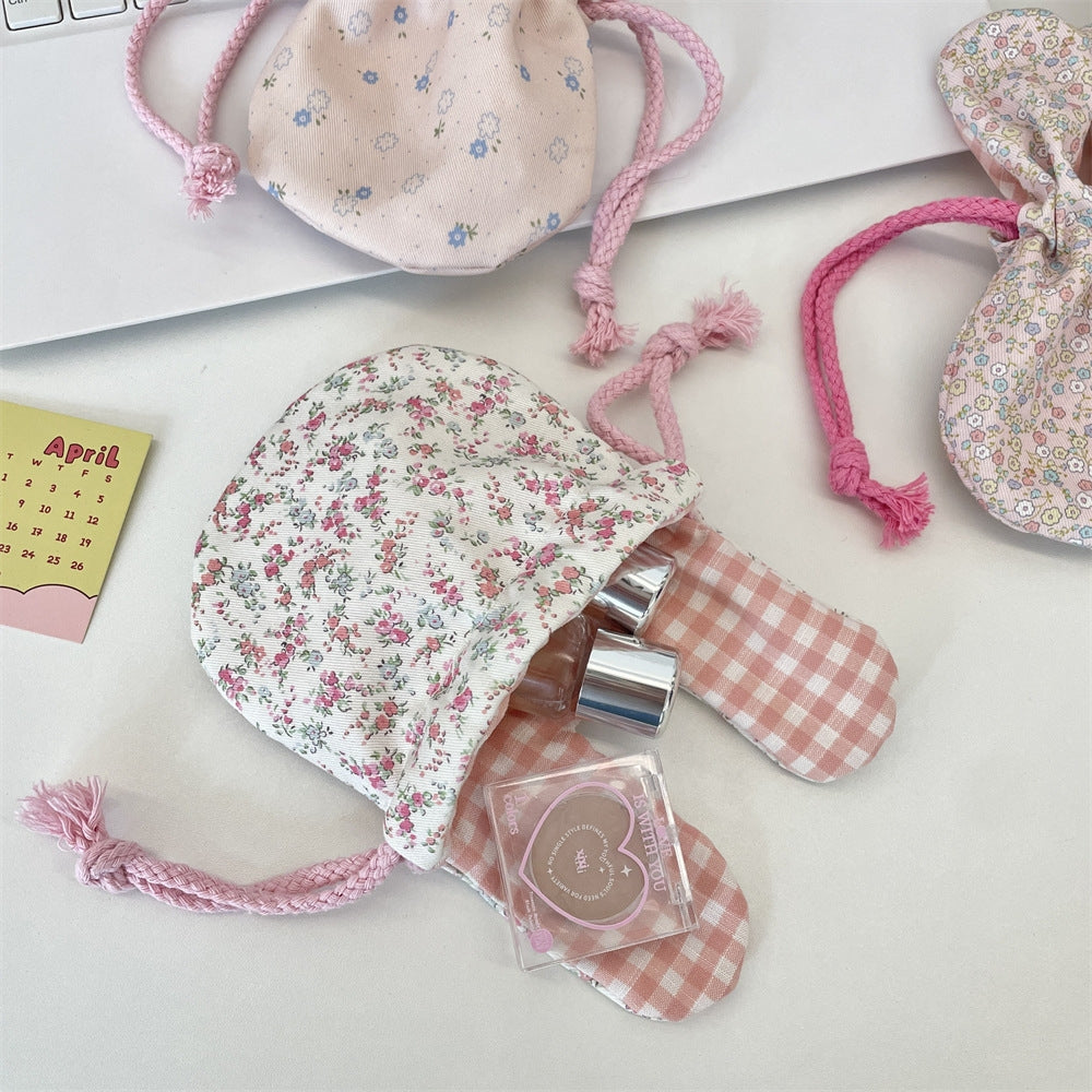 Bunny ear pouch zipper detail
